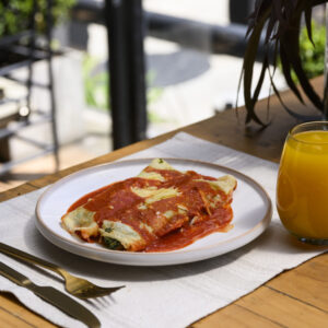 Alternative view of Canelos de verdura con salsa fileto